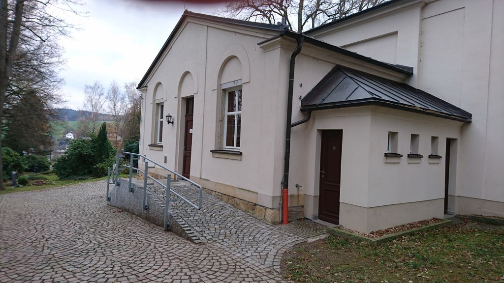 Die Burkhardtsdorfer Kirche von vorn mit Rollstuhlgerechtem Eingang